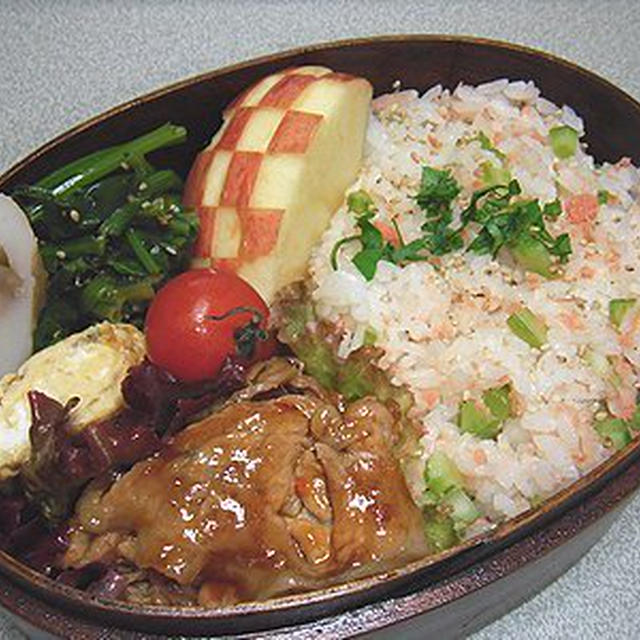 セロリと焼き鮭の混ぜご飯弁当。麻婆豆腐。鶏と大根の焼き物