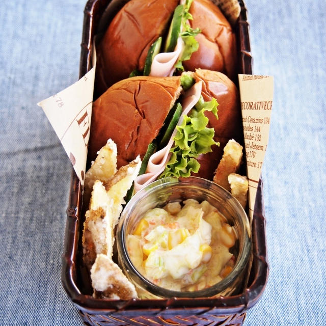 黒糖パンでサンドイッチ弁当