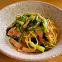 レシピ：ベーコンと小松菜の白だしペペロンチーノ