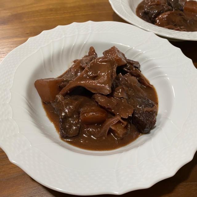 舞茸の力でお肉柔らか！ の牛肉の赤ワイン煮 ♪