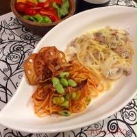 根菜チップのせ、ミートソース。