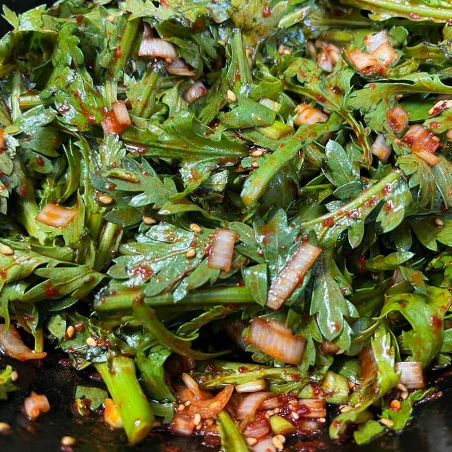 ごま油＋ピリ辛！春菊の生サラダレシピ。韓国のヤンニョムで食欲をそそるおかず