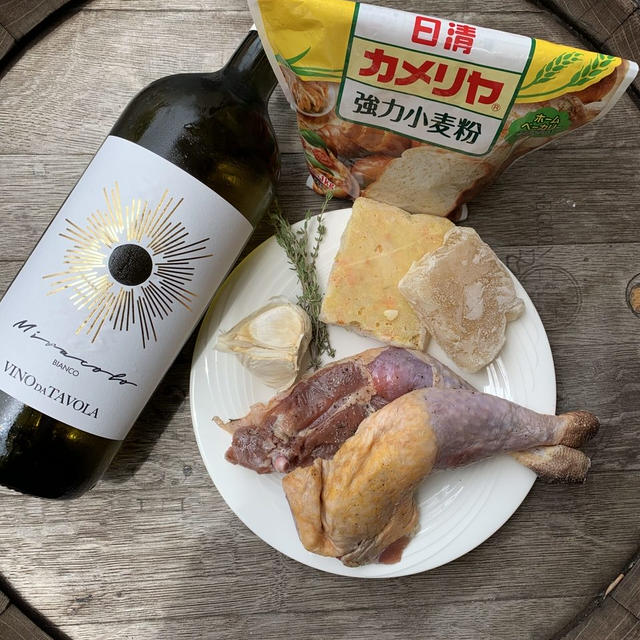 ホロホロ鳥とパプリカの白ワイン煮込みのパスタ