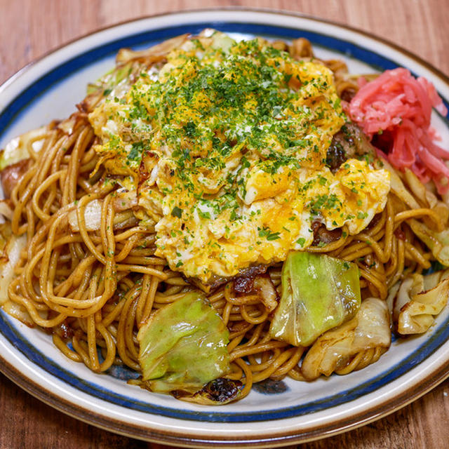 絶品カレー風味ソースで作る「和風な焼きそば」&「赤ウインナーとうずら卵」