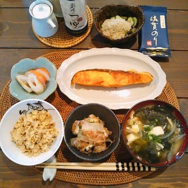 でっかい塩鮭と冷奴の「１日分のたんぱく質摂取！」朝定食