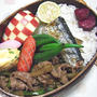 牛肉と牛蒡のウスターソース炒め弁当。変な姿勢で眠るきなこ