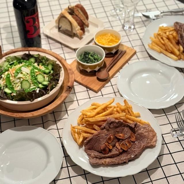 ステーキとフライドポテトの、わんぱく夜ごはん