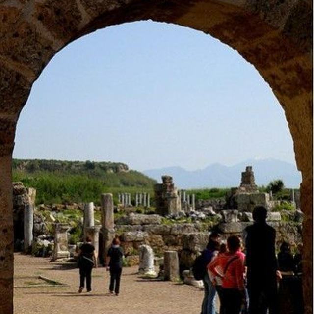 早春のトルコの旅－PERGEの遺跡と海に流れ落ちる滝