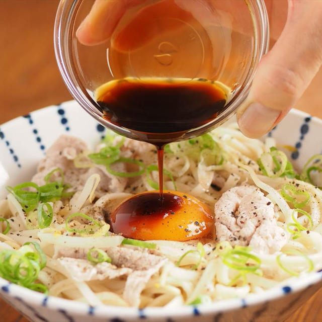 暑い時でもあったかいうどんを食べたい！　オイスターソースで豚もやし釜揚げうどん