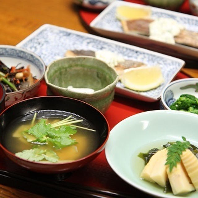 献立付きレシピ　鯛のソテー香りソース・若竹煮・ひじきの五目煮・菜の花の辛し和え・筍ご飯・山芋の南蛮酢