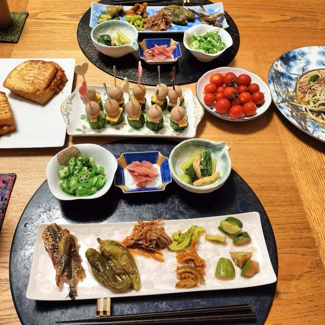 厚揚げキムチチーズ焼、ジンギスカン的野菜炒め、うず玉ピンチョスと小鉢10品で晩酌