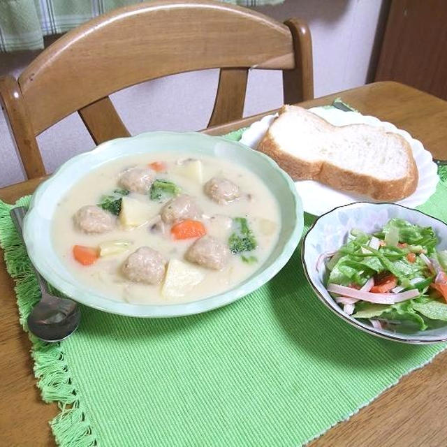 鶏団子のクリームシチューとサーモン入り野菜サラダでうちごはん（レシピ付）