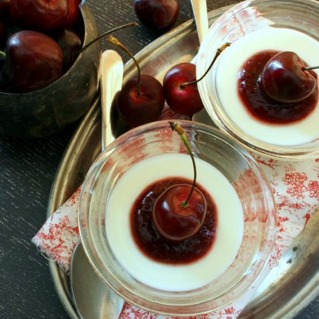 Vanilla Panna Cotta with Brandy Cherry Sauceバニラパンナコッタのブランデーチェリーソースがけ