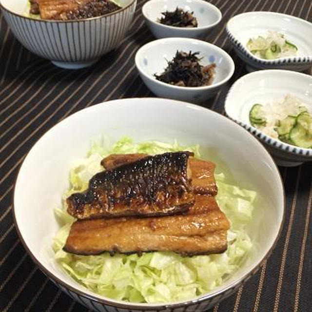 休肝日 ・ 秋刀魚のカレー蒲焼き丼とひじきの梅煮。