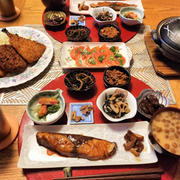 鰤照り焼き、冷やしトマト、せりごはんと小鉢7品となめこ汁で晩酌