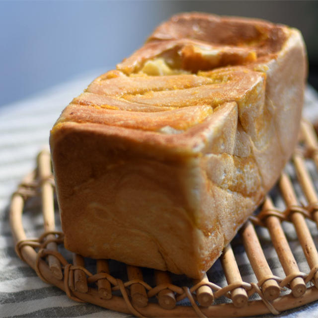 焼き芋ペーストのマーブル食パン