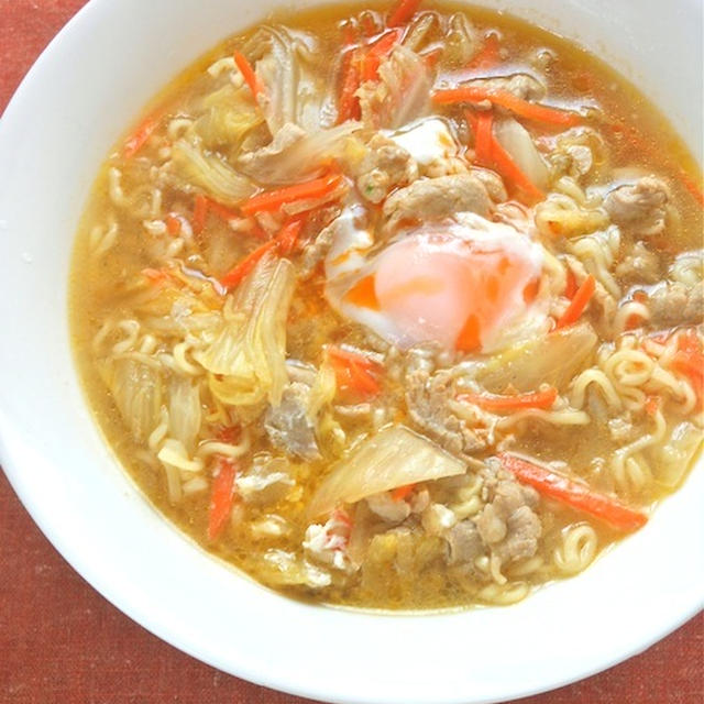 あるものでお昼ゴハン！袋麺の減塩アレンジ〜たっぷり白菜と豚肉の生姜醤油ラーメン。