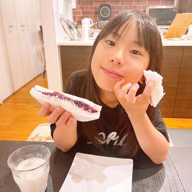 おやつはブルーベリークリームサンドです！！