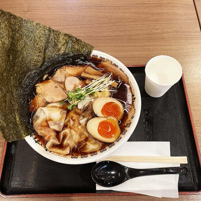 特製ワンタン肉そば醤油を啜る 〜肉そば けいすけ〜