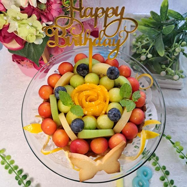 18才のお誕生日ケーキとフルーツ盛り