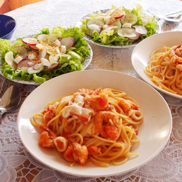 魚介とモッツアレラのトマトクリームスパゲッティ
