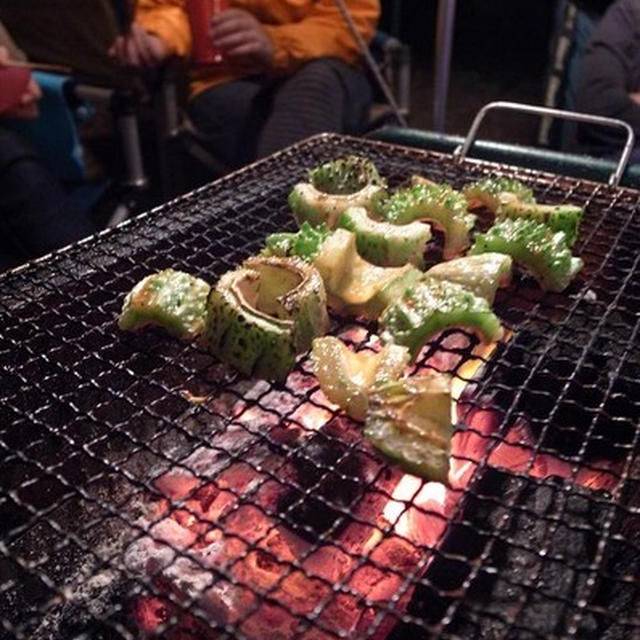 平湯キャンプで焼きゴーヤ。大学時代の仲間もみんなパパ。