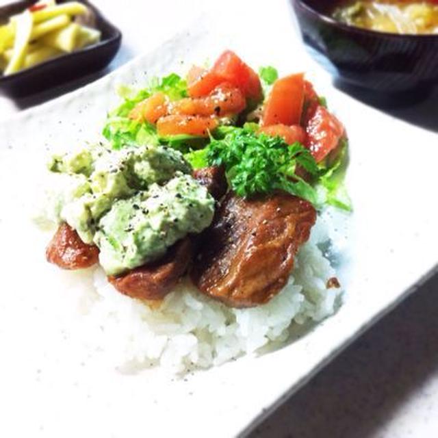 アボカドタルタルのせ豚丼