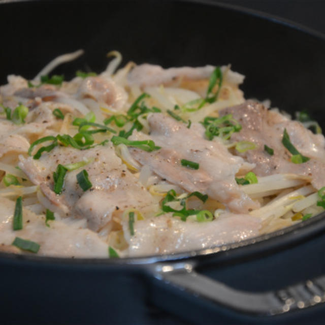 ストウブで「豚バラともやしの蒸し焼き」