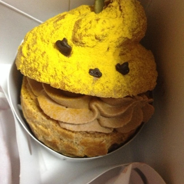 【二子玉川】ラ・テール　セゾン　シュークリームとブリュレのハロウィンケーキ（限定　本日のケーキ）