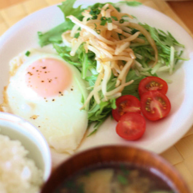 揚げなすのお味噌汁とびわ
