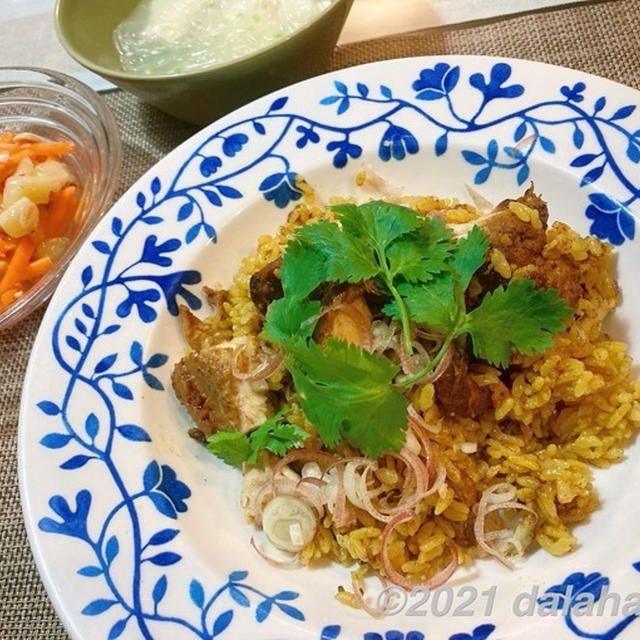 【タイ料理レシピ】カオモックガイ（タイ風鶏肉のスパイシー炊き込みご飯）とニンジンのソムタム風サラダ