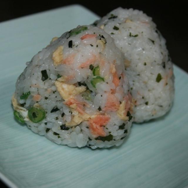 12月7日　　鮭玉にぎり＆りんご