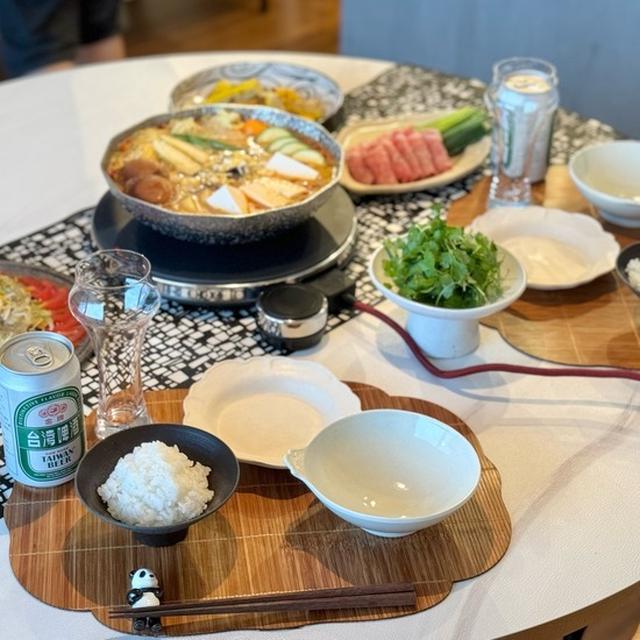 【KALDI】火鍋の素を薄めたお鍋の夜ごはんと、骨付き肉のお皿のオヤツを勇ましく食べるぼくちん