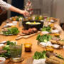 『みんなでベトナム料理を作る会』を開催、ちょっとクリスマスも意識したテーブルで。