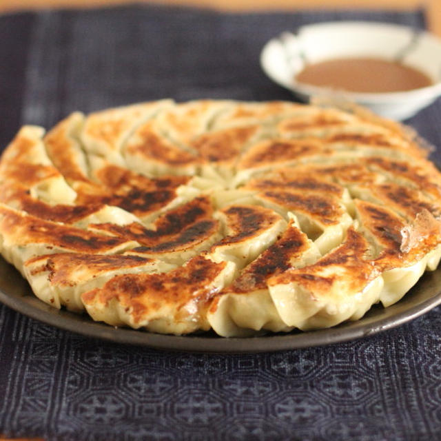 【週末夫婦ごはん】ビールに合う　味噌だれで食べるジューシー焼き餃子
