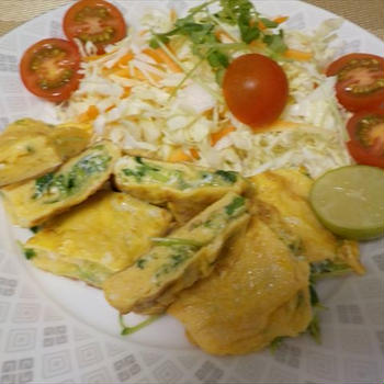豆苗のオムレツ・ちょっぴり盛り付けに変化を持たせて！