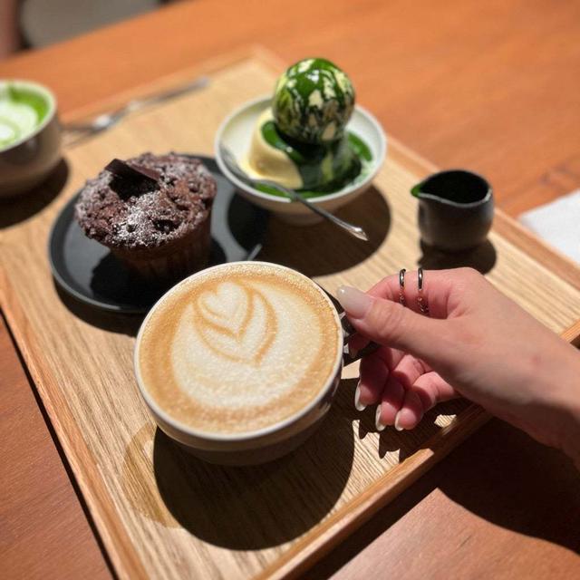 美術倉庫の中にあるカフェ 1時間並んだ浅草土産