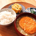 本日の朝ごはん〜コロッケのっけのお味噌汁、ピリ辛卵焼き