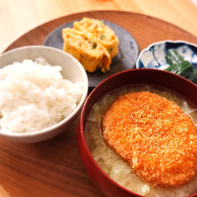 本日の朝ごはん〜コロッケのっけのお味噌汁、ピリ辛卵焼き
