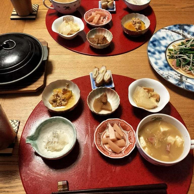にらもやし炒め、お揚げときのこの玉子とじ、小鉢6品＋鍋だしリメイクスープで晩酌