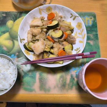 鶏むね肉とズッキーニの塩レモン炒め