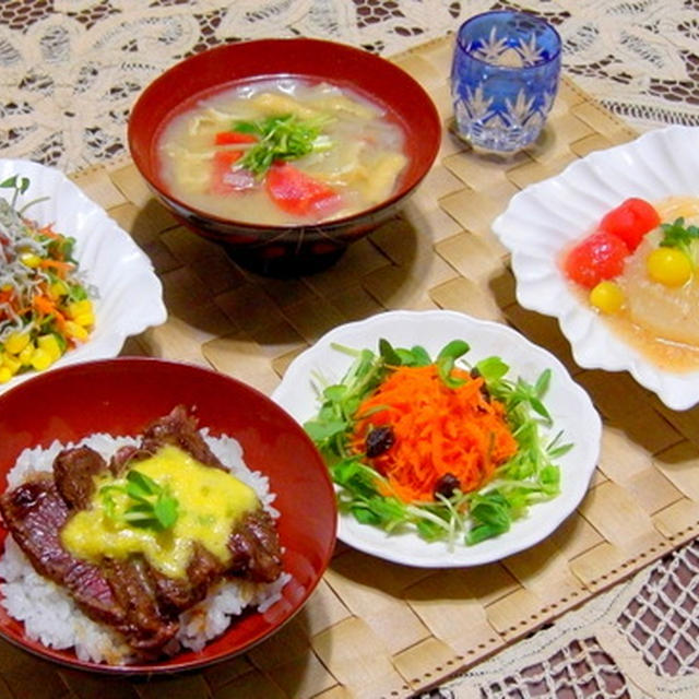 「牛タタキ丼」、「大根とプチトマトのカニユリ根餡かけ」