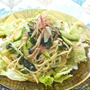 サッパリ食べたい梅雨時にシャキシャキレタスとワカメと香味野菜のサラダスパゲティ。