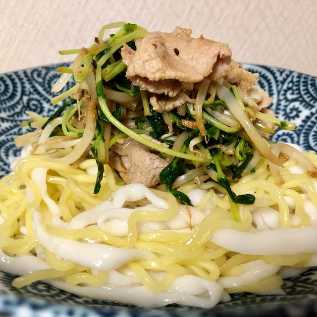 にんにく入り豆豉と豚肉炒めを冷麺に　中華三昧の冷麺とこんにゃく麺のハーフ&ハーフ