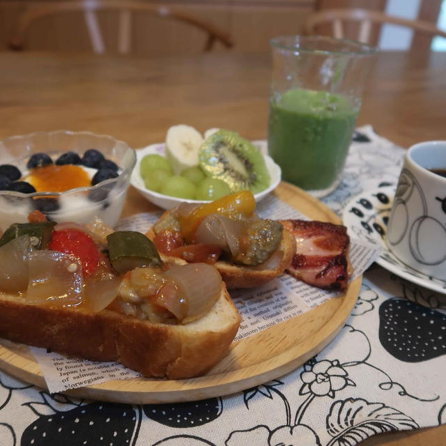 ラタトゥイユのオープンサンドの朝食と　簡単！トマトミートスパ♪