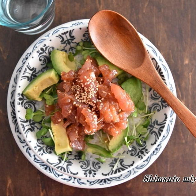 マグロとアボカドのユッケ丼