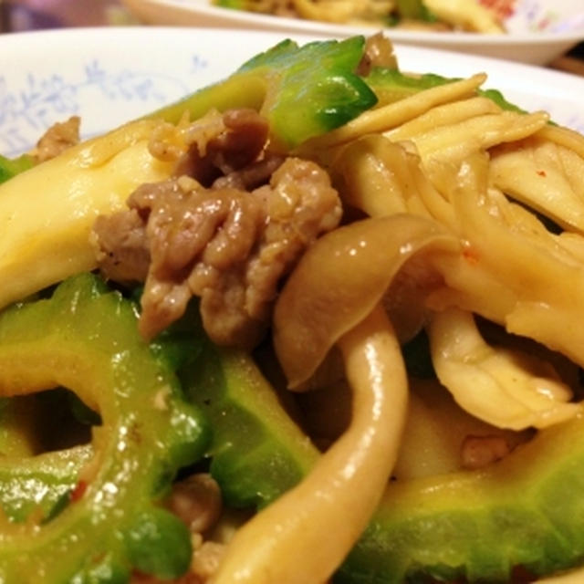 ゴーヤをシメジ・白舞茸・豚肉と炒めて♪