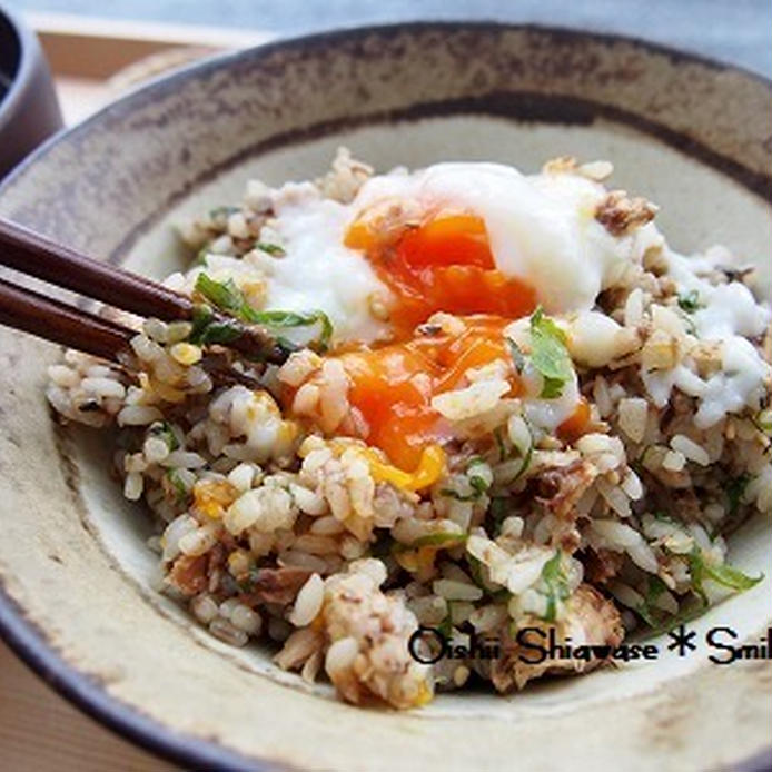 陶器の丸皿に盛り付けた味噌煮サバ大葉ごはん