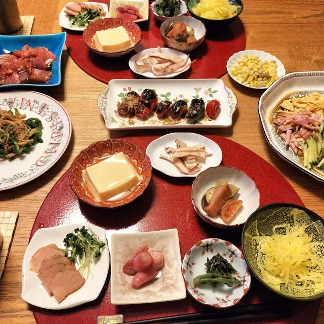 こんにゃく麺で冷やし中華風、ピーマンとえのきの炒めと焼き万願寺、小鉢7品で晩酌