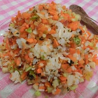 酢玉ねぎとプルーンとたくあんでちょっとお寿司風味♪　チョップド野菜でごはんサラダ
